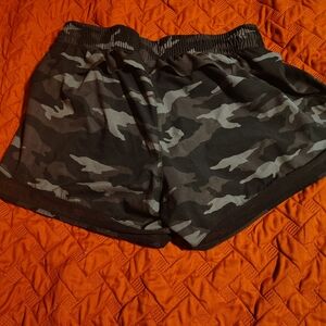 Athleta Black and Gray Camo Women Shorts Mesh Racer 4 Inch Medium